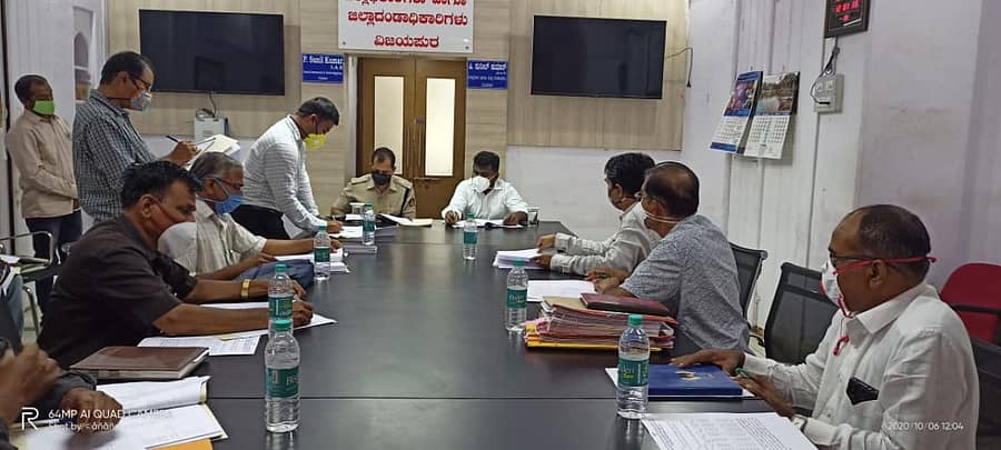 ವಿಜಯಪುರದಲ್ಲಿ ಮಂಗಳವಾರ ನಡೆದ ಜಿಲ್ಲಾ ಮಟ್ಟದ ರಸ್ತೆ ಸುರಕ್ಷತಾ ಸಮಿತಿ ಸಭೆಯಲ್ಲಿ ಜಿಲ್ಲಾಧಿಕಾರಿ ಪಿ. ಸುನೀಲ್ ಕುಮಾರ್ ಮಾತನಾಡಿದರು