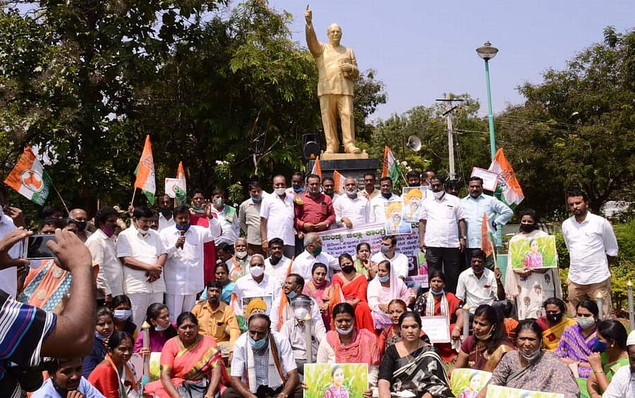 ಹಾಥರಸ್ ಜಿಲ್ಲೆಯಲ್ಲಿ ನಡೆದ ಅತ್ಯಾಚಾರ, ಡಿ.ಕೆ.ಶಿವಕುಮಾರ್ ಮನೆ ಮೇಲೆ ನಡೆದ ಸಿಬಿಐ ದಾಳಿ ಖಂಡಿಸಿ ಬಿಜೆಪಿ ಮುಖಂಡರು ಪ್ರತಿಭಟನೆ ನಡೆಸಿದರು