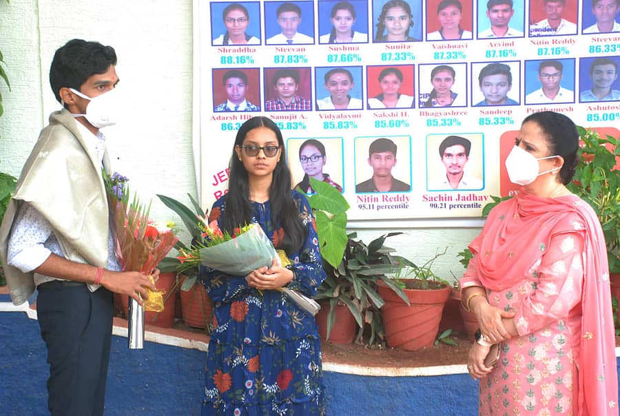 ಜೆಇಇ ಅಡ್ವಾನ್ಸ್ ಪರೀಕ್ಷೆಯಲ್ಲಿ ರ್ಯಾಂಕ್ ಪಡೆದ ಸಚಿನ್ ಹಾಗೂ ಪಾವನಿ ಅವರನ್ನು ಗುರುನಾನಕ ಶಿಕ್ಷಣ ಸಂಸ್ಥೆಯ ರೇಷ್ಮಾ ಕೌರ್ ಅಭಿನಂದಿಸಿದರು