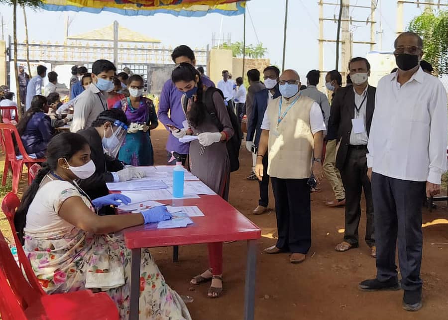 ಬೀದರ್ನಲ್ಲಿ ಸೋಮವಾರ ನಡೆದ ಬಿಜೆಪಿ ಜಿಲ್ಲಾ ಘಟಕದ ಪದಾಧಿಕಾರಿಗಳ ಸಭೆಯನ್ನು ಪಕ್ಷದ ಜಿಲ್ಲಾ ಘಟಕದ ಅಧ್ಯಕ್ಷ ಶಿವಾನಂದ ಮಂಠಾಳಕರ್ ದೀಪ ಬೆಳಗಿಸಿದರು