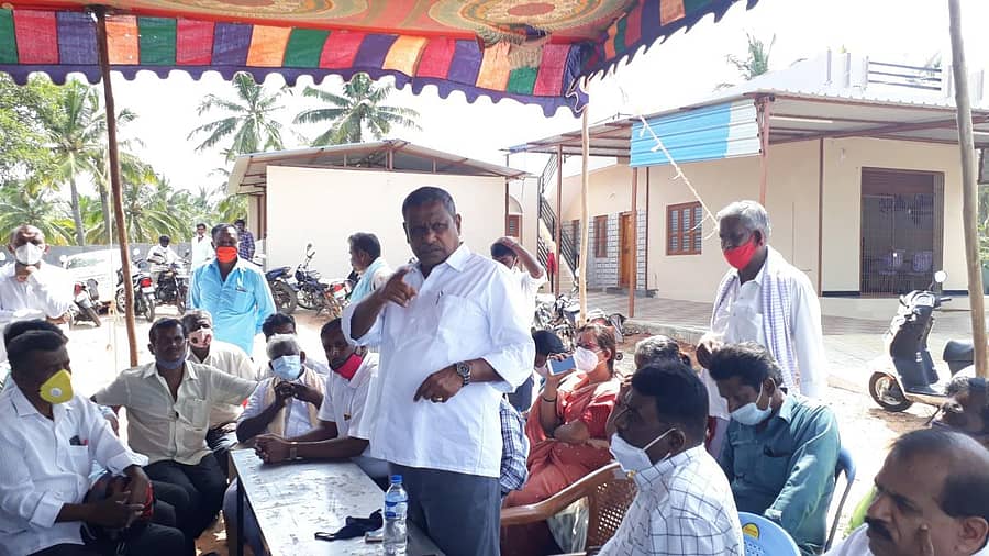 ಶಿರಾ ತಾಲ್ಲೂಕಿನ ಜುಂಜುರಾಮನಹಳ್ಳಿ ಗ್ರಾಮದ ಸಮೀಪ ಮಂಗಳವಾರ ನಡೆದ ಬಿಜೆಪಿ ಕಾರ್ಯಕರ್ತರ ಸಭೆಯಲ್ಲಿ ಬಿಜೆಪಿ ಜಿಲ್ಲಾ ಪ್ರಧಾನ ಕಾರ್ಯದರ್ಶಿ ಬಿ.ಕೆ.ಮಂಜುನಾಥ್ ಮಾತನಾಡಿದರು