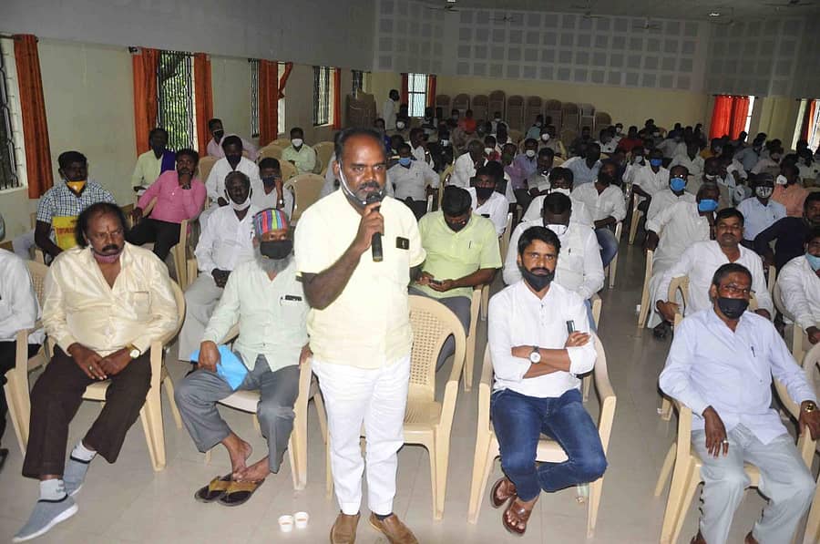 ಹಾಸನದ ಡಾ.ಬಿ.ಆರ್. ಅಂಬೇಡ್ಕರ್ ಭವನದಲ್ಲಿ ಏರ್ಪಡಿಸಿದ್ದ ಪರಿಶಿಷ್ಟ ಜಾತಿ, ಪಂಗಡದ ಕುಂದು ಕೊರತೆ ಸಭೆಯಲ್ಲಿ ಮುಖಂಡರು ಪಾಲ್ಗೊಂಡಿದ್ದರು.