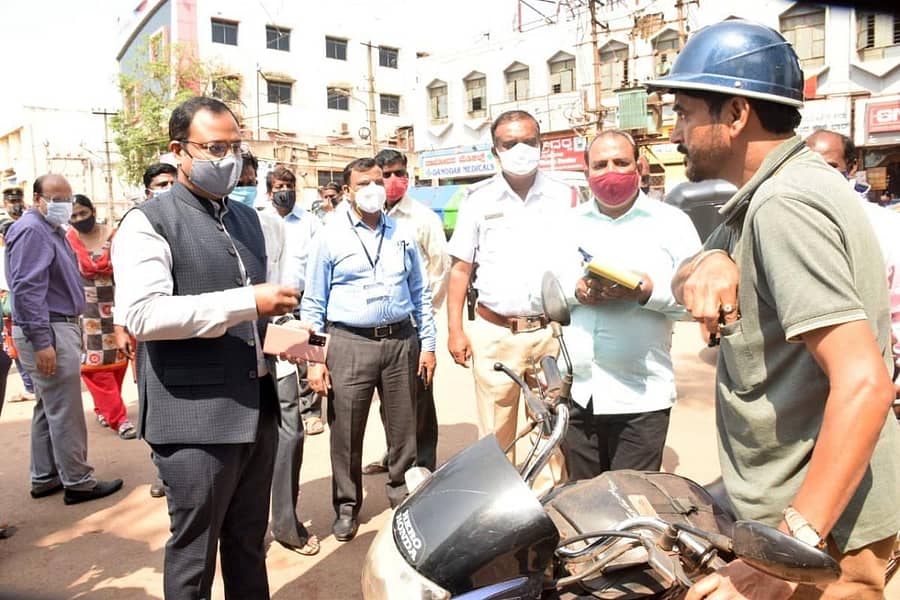 ಧಾರವಾಡದ ಮಾರುಕಟ್ಟೆ ಪ್ರದೇಶದಲ್ಲಿ ಮಂಗಳವಾರ ಮಾಸ್ಕ್ ಧರಿಸದ ವ್ಯಕ್ತಿ ನಿತೇಶ್ ಕೆ.ಪಾಟೀಲ ಅವರು ದಂಡ ಭರಿಸುವಂತೆ ಸೂಚಿಸಿ ತಪಾಸಣೆಗೆ ಒಳಪಡಿಸಿದರು