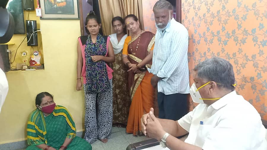 ಪವರ್ ಟಿ.ವಿ ಸುದ್ದಿವಾಹಿನಿಯ ಕ್ಯಾಮೆರಾಮ್ಯಾನ್ ಸುನೀಲ ಪಾಚಂ ಮನೆಗೆ ಸಚಿವ ಜಗದೀಶ ಶೆಟ್ಟರ್ ಭೇಟಿ