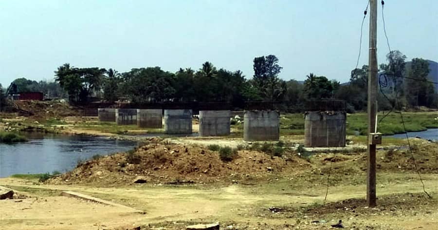 ಮೊದಲ ಹಂತದಲ್ಲಿಯೇ ನನೆಗುದಿಗೆ ಬಿದ್ದ ಸೇತುವೆ ಕಾಮಗಾರಿ
