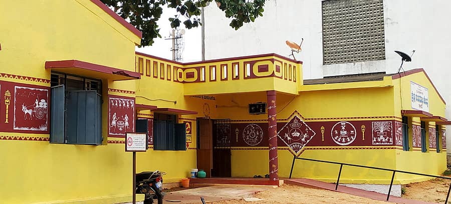 ಹೊಳಲ್ಕೆರೆಯ ಬಿಆರ್ಸಿ ಕಚೇರಿ ಗೋಡೆಗಳ ಮೇಲೆ ಮೂಡಿರುವ ಆಕರ್ಷಕ ವರ್ಲಿ ಕಲೆಯ ಚಿತ್ರಗಳು