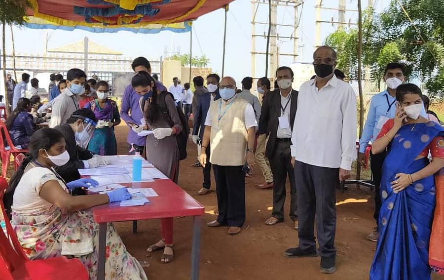 ಬೀದರ್ ತಾಲ್ಲೂಕಿನ ಗೋರನಳ್ಳಿ ಸಮೀಪದ ಲಿಂಗರಾಜ ಅಪ್ಪ ಎಂಜಿನಿಯರಿಂಗ್ ಕಾಲೇಜಿನಲ್ಲಿ ಮಂಗಳವಾರ ನಡೆದ ಉದ್ಯೋಗ ಮೇಳದಲ್ಲಿ ಅಭ್ಯರ್ಥಿಗಳು ಹೆಸರು ನೋಂದಣಿ ಮಾಡಿಸಿದರು