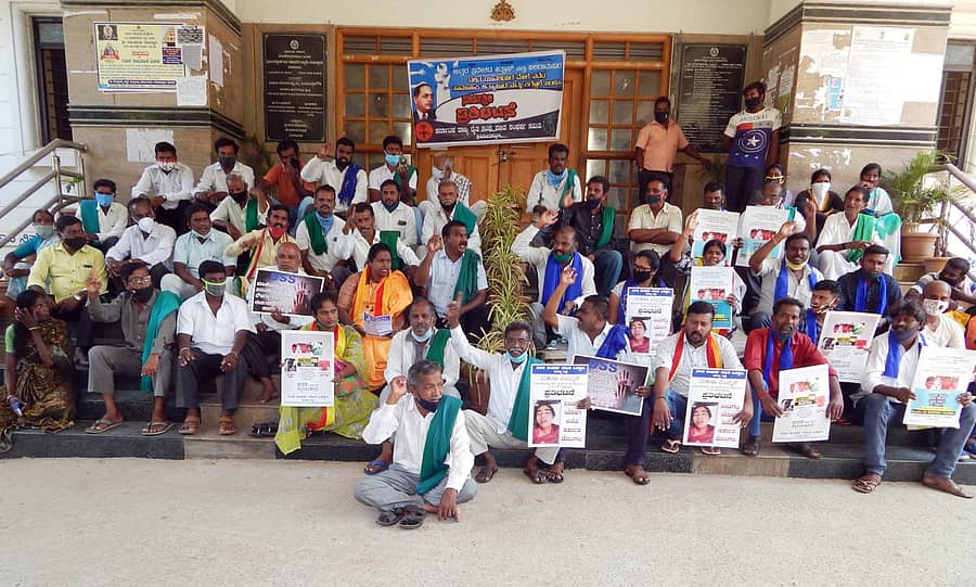 ಶ್ರೀರಂಗಪಟ್ಟಣದಲ್ಲಿ ವಿವಿಧ ಸಂಘಟನೆಗಳ ಸದಸ್ಯರು ಮಂಗಳವಾರ ಪ್ರತಿಭಟನೆ ನಡೆಸಿದರು