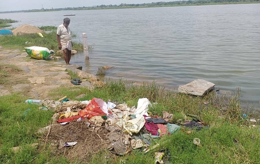 ಕೊಳ್ಳೇಗಾಲ ತಾಲ್ಲೂಕಿನ ದಾಸನಪುರ ಗ್ರಾಮದ ಕಾವೇರಿ ನದಿಯ ತೀರದಲ್ಲಿ ಬಟ್ಟೆಗಳು ಹಾಗೂ ತ್ಯಾಜ್ಯಗಳು ಬಿದ್ದಿರುವುದು