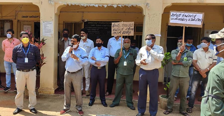 ತಿಪಟೂರಿನ ಬೆಸ್ಕಾಂ ಕಚೇರಿ ಆವರಣದಲ್ಲಿ ಕೇಂದ್ರ ಸರ್ಕಾರದ ಕಾರ್ಮಿಕ ನೀತಿ ಹಾಗೂ ವಿದ್ಯುತ್ ಕಾಯ್ದೆ ವಿರೋಧಿಸಿ ಬೆಸ್ಕಾಂ ಸಹಾಯಕ ಕಾರ್ಯನಿರ್ವಹಣಾಧಿಕಾರಿ ಕೆ.ಪಿ.ಜಯಪ್ಪ ಮಾತನಾಡಿದರು