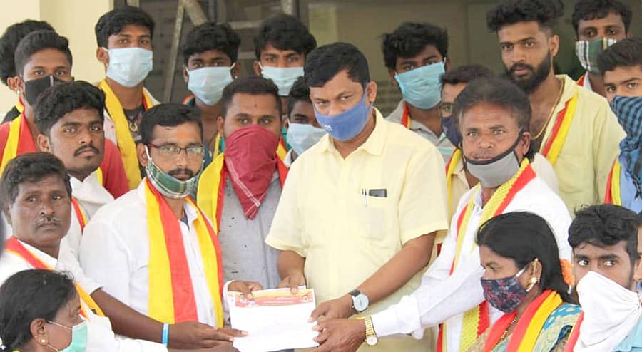 ಬ್ಯಾಡಗಿ ಪಟ್ಟಣದ ಮುಖ್ಯರಸ್ತೆಯ ಮೂಲಕ ಹಾಯ್ದು ಹೋಗಿರುವ ಗಜೇಂದ್ರಗಡ-ಸೊರಬ ರಾಜ್ಯ ಹೆದ್ದಾರಿಯನ್ನು ಬೇಗನೆ ವಿಸ್ತರಿಸುವಂತೆ ಆಗ್ರಹಿಸಿ ಕರವೇ ಸದಸ್ಯರು ತಹಶೀಲ್ದಾರ್ ರವಿ ಕೊರವರ ಮೂಲಕ ಮನವಿ ಸಲ್ಲಿಸಿದರು