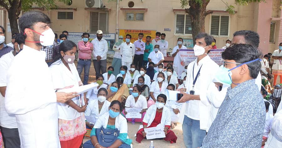 ಯಾದಗಿರಿಯ ಜಿಲ್ಲಾಸ್ಪತ್ರೆ ಆವರಣದಲ್ಲಿ ಗುತ್ತಿಗೆ, ಹೊರ ಗುತ್ತಿಗೆ ನೌಕರರ ಸಂಘದ ಪದಾಧಿಕಾರಿಗಳ ಜೊತೆ ಅವರ ಬೇಡಿಕೆಗಳ ಕುರಿತು ಜೆಡಿಎಸ್ ರಾಜ್ಯ ಯುವ ನಾಯಕ ಶರಣಗೌಡ ಕಂದಕೂರ ಚರ್ಚಿಸಿದರು