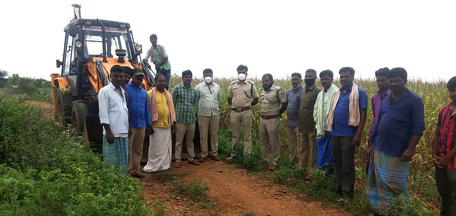 ಗುತ್ತಲ ಸಮಿಪದ ಬೆಳವಗಿ ಗ್ರಾಮದಲ್ಲಿ ವ್ಯಕ್ತಿ ಮೇಲೆ ದಾಳಿ ಮಾಡಿದೆ ಎನ್ನಲಾದ ಕರಡಿ ಪತ್ತೆಗಾಗಿ ಕಾರ್ಯಾಚರಣೆಗೆ ಸಿದ್ಧರಾದ ಅರಣ್ಯ ಅಧಿಕಾರಿಗಳು ಹಾಗೂ ರೈತರು