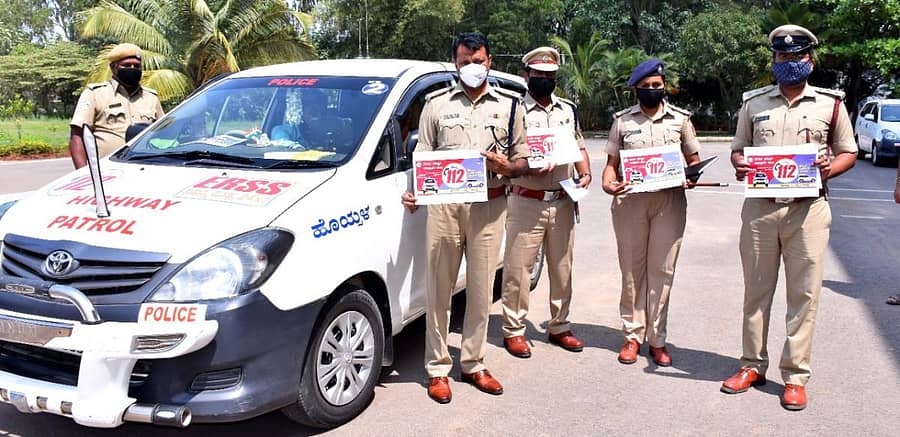 ತುರ್ತುಸೇವೆಯ ವಾಹನ 112ಕ್ಕೆ ದಾವಣಗೆರೆಯ ಜಿಲ್ಲಾ ಪೊಲೀಸ್ ವರಿಷ್ಠಾಧಿಕಾರಿ ಹನುಮಂತರಾಯ ಮಂಗಳವಾರ ಚಾಲನೆ ನೀಡಿದರು. ಜಿಲ್ಲಾ ಅಗ್ನಿಶಾಮಕ ಅಧಿಕಾರಿ ಬಸವಪ್ರಭು ಶರ್ಮ, ಡಿವೈಎಸ್ಪಿ (ಡಿಸಿಆರ್ಬಿ) ಬಸವರಾಜ್, ವೈರ್ಲೆಸ್ ಪಿಎಸ್ಐ ತೇಜವತಿ ಇದ್ದರು.