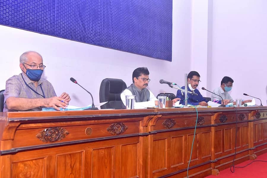 ಮಂಗಳೂರು ವಿಶ್ವವಿದ್ಯಾಲಯ ಶೈಕ್ಷಣಿಕ ಮಂಡಳಿ ಸಭೆಯಲ್ಲಿ ಕುಲಪತಿ ಪ್ರೊ.ಪಿ.ಎಸ್. ಯಡಪಡಿತ್ತಾಯ ಮಾತನಾಡಿದರು.