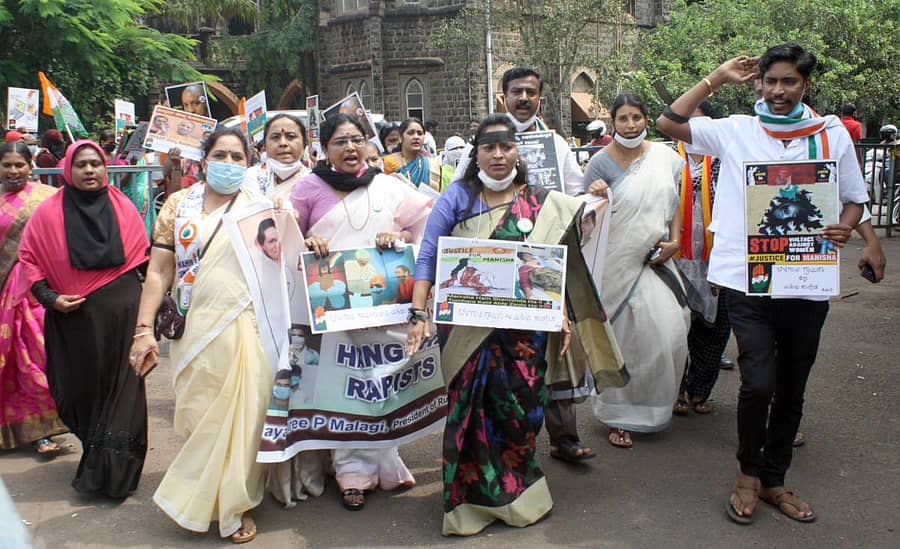 ಉತ್ತರ ಪ್ರದೇಶದ ಹಾಥರಸ್ ಸಾಮೂಹಿಕ ಅತ್ಯಾಚಾರ ಪ್ರಕರಣ ಖಂಡಿಸಿ ಬೆಳಗಾವಿಯಲ್ಲಿ ಕಾಂಗ್ರೆಸ್ ಮಹಿಳಾ ಜಿಲ್ಲಾ ಸಮಿತಿಯವರು ಬುಧವಾರ ಪ್ರತಿಭಟನೆ ನಡೆಸಿದರು