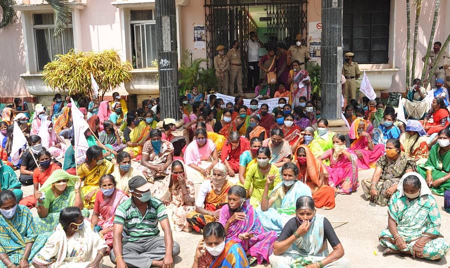 ಜನವಾದಿ ಮಹಿಳಾ ಸಂಘಟನೆ ಜಿಲ್ಲಾ ಘಟಕದ ಸದಸ್ಯರು ಜಿಲ್ಲಾ ಪಂಚಾಯಿತಿ ಕಚೇರಿ ಎದುರು ಪ್ರತಿಭಟನೆ ನಡೆಸಿದರು