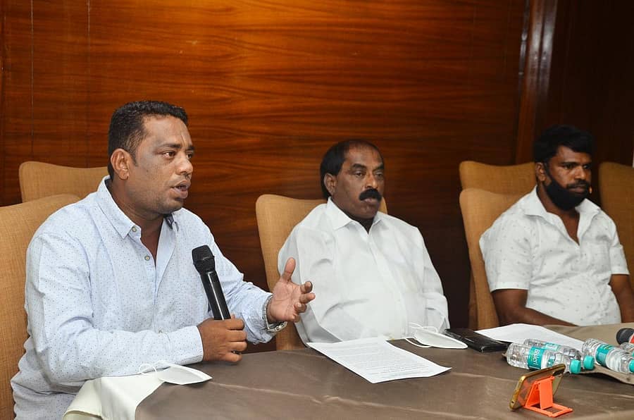 ಬುಧವಾರ ಓಷನ್ ಪರ್ಲ್ ಹೋಟೆಲ್ನಲ್ಲಿ ಉತ್ತರ ಕನ್ನಡ ಹಾಗೂ ದಕ್ಷಿಣ ಕನ್ನಡ ಜಿಲ್ಲಾ ಸಹಕಾರಿ ಮೀನು ಮಾರ್ಕೆಟಿಂಗ್ ಫೆಡರೇಷನ್ ಜಂಟಿಯಾಗಿ ಆಯೋಜಿಸಿದ್ದ ಸುದ್ದಿಗೋಷ್ಠಿಯಲ್ಲಿ ಮುಖಂಡ ನಿತಿನ್ ರಮಾನಂದ್ ಮಾತನಾಡಿದರು.