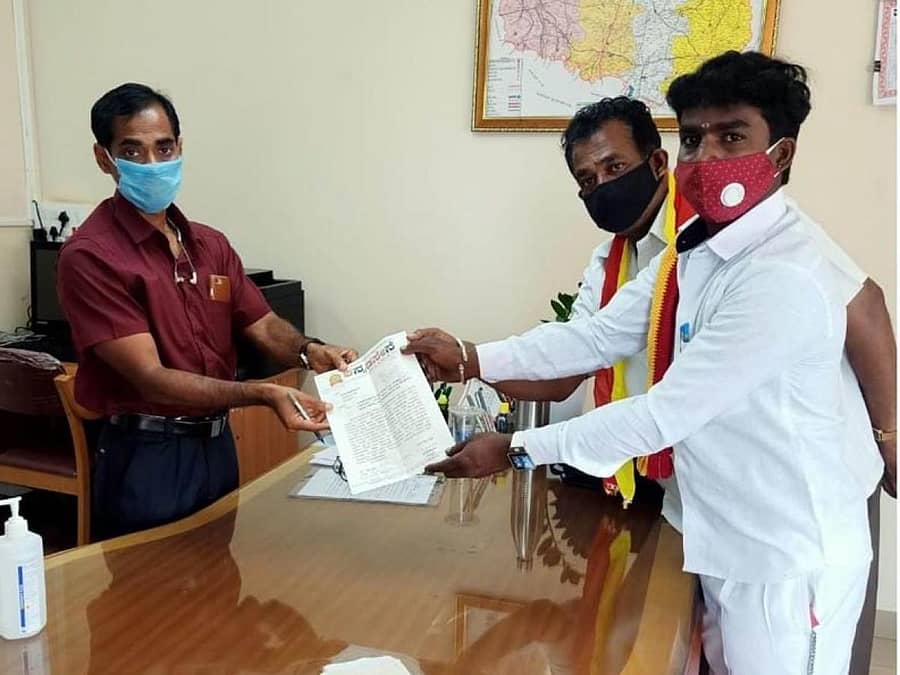 ಕನ್ನಡಸೇನೆ ಪದಾಧಿಕಾರಿಗಳು ಹೆಚ್ಚುವರಿ ಜಿಲ್ಲಾಧಿಕಾರಿ ಅಮರೇಶ್‌ ಅವರಿಗೆ ಮನವಿ ಸಲ್ಲಿಸಿದರು.