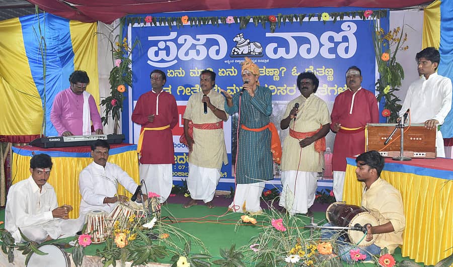 ಬೀದರ್ನಲ್ಲಿ ಬುಧವಾರ ನಡೆದ ಪ್ರಜಾವಾಣಿ ಫೇಸ್ಬುಕ್ ಲೈವ್ ಕಾರ್ಯಕ್ರಮದಲ್ಲಿ ಕಲಾವಿದ ಶಂಭುಲಿಂಗ ವಾಲ್ದೊಡ್ಡಿ ನೇತೃತ್ವದ ತಂಡದವರು ರೈತ ಹಾಗೂ ಪರಿಸರ ಗೀತೆಗಳನ್ನು ಹಾಡಿದರು