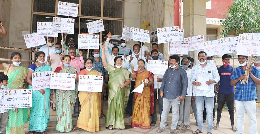 ತುಮಕೂರಿನಲ್ಲಿ ಬುಧವಾರ ಉತ್ತರ ಪ್ರದೇಶದಲ್ಲಿ ಯುವತಿ ಮೇಲಿನ ಅತ್ಯಾಚಾರ, ಕೊಲೆ ಖಂಡಿಸಿ ಮಹಿಳೆಯರು ಪ್ರತಿಭಟನೆ ನಡೆಸಿದರು