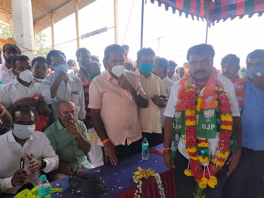 ಶಿರಾ ತಾಲ್ಲೂಕಿನ ಗುಮ್ಮನಹಳ್ಳಿ ಗೇಟ್ನಲ್ಲಿರುವ ಕರಿಯಮ್ಮ ದೇವಸ್ಥಾನದ ಬಳಿ ಬುಧವಾರ ನಡೆದ ಬಿಜೆಪಿ ಕಾರ್ಯಕರ್ತರ ಸಭೆಯಲ್ಲಿ ಜೆಡಿಎಸ್ ಕಾರ್ಯಾಧ್ಯಕ್ಷ ಸುಧಾಕರ್ ಗೌಡ ಬಿಜೆಪಿ ಸೇರಿದರು