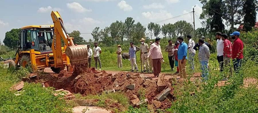 ಸೂಲಿಬೆಲೆ ಹೋಬಳಿಯಲ್ಲಿ ಕಂದಾಯ ಇಲಾಖೆ ಅಧಿಕಾರಿಗಳು ಅಕ್ರಮ ಬಡಾವಣೆಗಳನ್ನು ತೆರವುಗೊಳಿಸಿದರು
