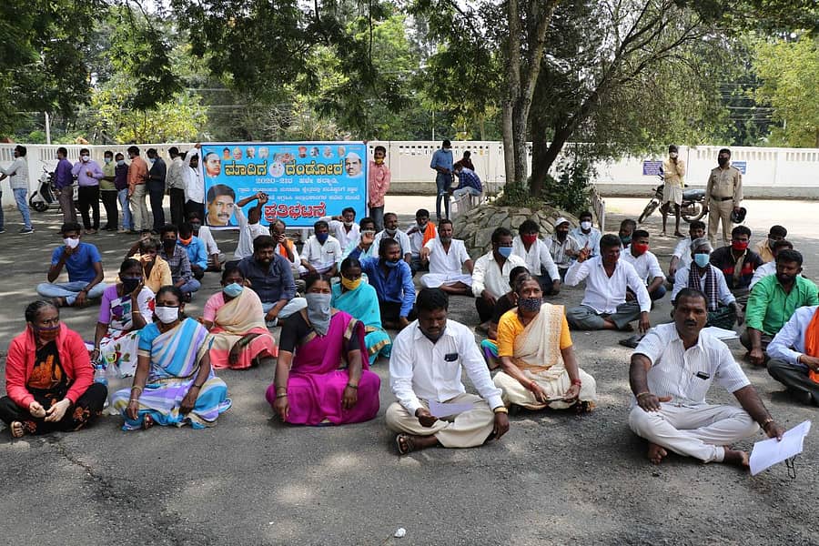  ಹಾಸನ ಜಿಲ್ಲಾಧಿಕಾರಿ ಕಚೇರಿ ಎದುರು ಮಾದಿಗ ದಂಡೋರ ನೇತೃತ್ವದಲ್ಲಿ ಹಳೇಕಲ್ಯಾಡಿ ಗ್ರಾಮಸ್ಥರು ಧರಣಿ ನಡೆಸಿದರು.