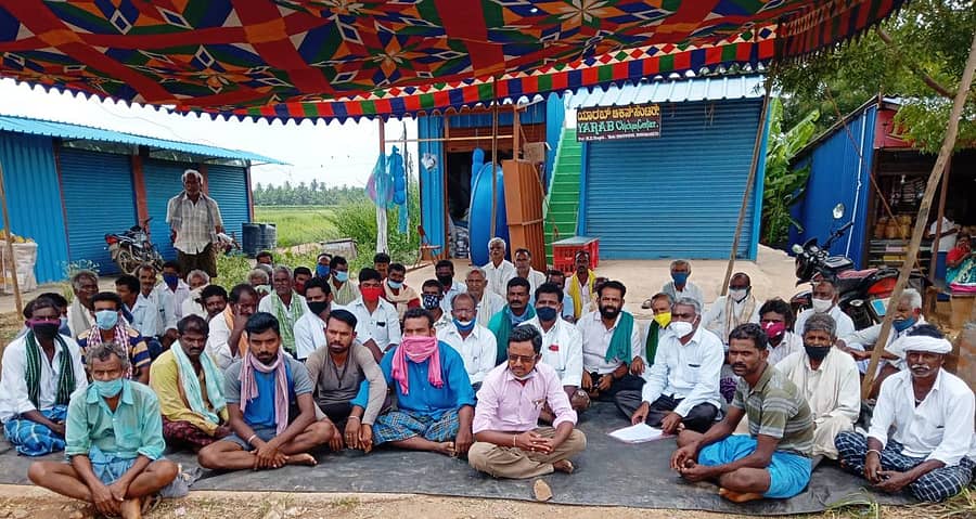 ಹುಳಿಯಾರಿನಲ್ಲಿ ರೈತರು ಹೊಯ್ಸಳಕಟ್ಟೆ ಗೇಟ್ನಲ್ಲಿ ಸಭೆ ನಡೆಸಿದರು