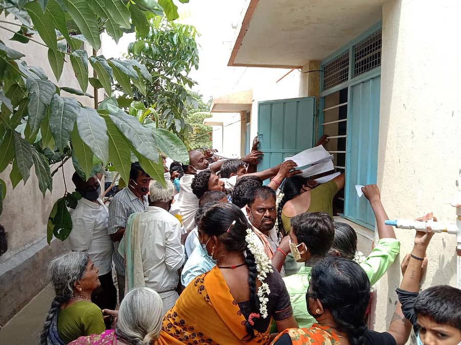 ಚಳ್ಳಕೆರೆ ಕೃಷಿ ಇಲಾಖೆ ಆವರಣದಲ್ಲಿ ಬುಧವಾರ ರೈತರು ಬಿತ್ತನೆ ಬೀಜ ಪಡೆಯುವಾಗ ನೂಕು ನುಗ್ಗಲು ಉಂಟಾಯಿತು