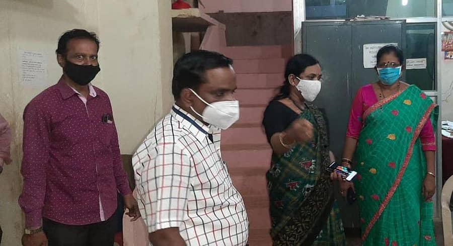 ಶಿಗ್ಗಾವಿ ತಾಲ್ಲೂಕಿನ ಬಂಕಾಪುರ ಪುರಸಭೆಯಲ್ಲಿನ ಪಶ್ಚಿಮ ಪದವೀಧರ ಕ್ಷೇತ್ರದ ಚುನಾವಣಾ ಮತಗಟ್ಟೆಯನ್ನು ಉಪವಿಭಾಗಾಧಿಕಾರಿ ಅನ್ನಪೂರ್ಣಾ ಮುದಕ್ಕಮ್ಮನವರ ಬುಧವಾರ ವೀಕ್ಷಿಸಿದರು