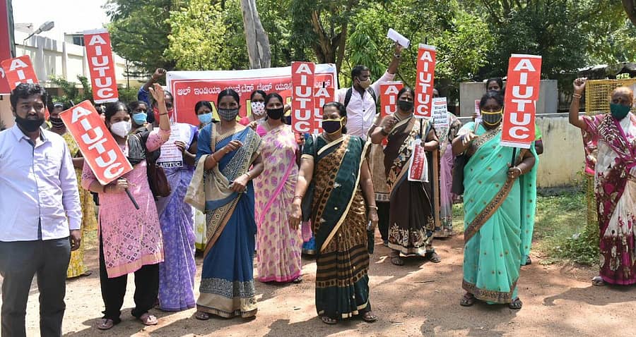 ಕಾರ್ಮಿಕ ಸಂಹಿತೆಗಳನ್ನು ವಾಪಸ್ ಪಡೆಯಬೇಕು ಎಂದು ಆಗ್ರಹಿಸಿ ಎಐಯುಟಿಯುಸಿ ವತಿಯಿಂದ ಬುಧವಾರ ಪ್ರತಿಭಟನೆ ನಡೆಸಲಾಯಿತು (ಎಡಚಿತ್ರ). ದಸರಾ ಉತ್ಸವವನ್ನು ಸರಳವಾಗಿ ಆಚರಿಸುವಂತೆ ಒತ್ತಾಯಿಸಿ ಮೈಸೂರು ಕನ್ನಡ ವೇದಿಕೆ ವತಿಯಿಂದ ಬುಧವಾರ ಪ್ರತಿಭಟನೆ ನಡೆಸಲಾಯಿತು