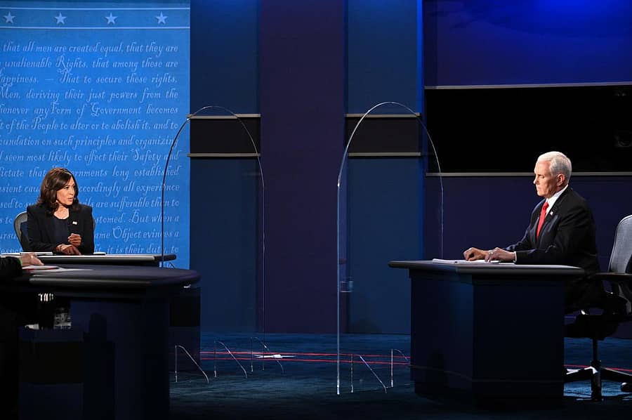 ಕಮಲಾ ಹ್ಯಾರಿಸ್ ಹಾಗೂ ಮೈಕ್ ಪೆನ್ಸ್ ನಡುವಣ ಸಂವಾದದ ವೇಳೆ ವೇದಿಕೆಯಲ್ಲಿ ಅಳವಡಿಸಿದ್ದ ‘ಪ್ಲೆಕ್ಸಿ ಗ್ಲಾಸ್’ –ಎಎಫ್ಪಿ ಚಿತ್ರ