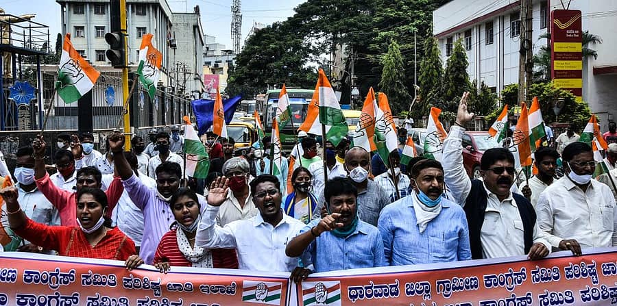 ಹುಬ್ಬಳ್ಳಿಯಲ್ಲಿ ಗುರುವಾರ ಜಿಲ್ಲಾ ಕಾಂಗ್ರೆಸ್‌ ಸಮಿತಿ ಪರಿಶಿಷ್ಟ ಜಾತಿ ವಿಭಾಗದ ಕಾರ್ಯಕರ್ತರು ಮೆರವಣಿಗೆ ನಡೆಸಿದರು