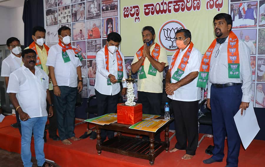 ಶಿವಮೊಗ್ಗ ಬಿಜೆಪಿ ಕಚೇರಿಯಲ್ಲಿ ಗುರುವಾರ ನಡೆದ ಜಿಲ್ಲಾ ಕಾರ್ಯಕಾರಣಿಯನ್ನು ಸಂಸದ ಬಿ.ವೈ.ರಾಘವೇಂದ್ರ ಉದ್ಘಾಟಿಸಿದರು.