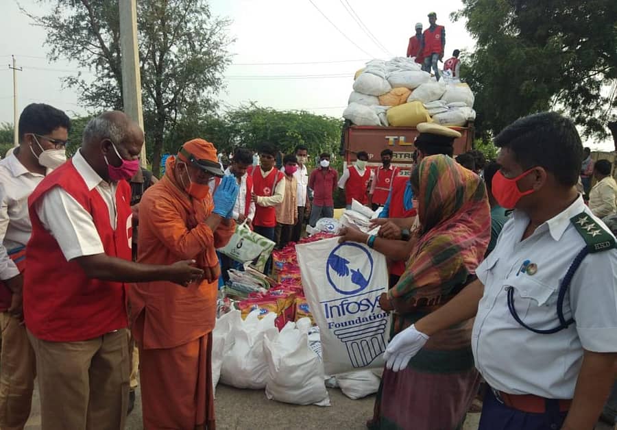 ರಾಯಚೂರು ತಾಲ್ಲೂಕಿನ ಇಡಪನೂರು ಗ್ರಾಮದಲ್ಲಿ ಇನ್ಫೋಸಿಸ್ ಫೌಂಡೇಷನ್ನಿಂದ ಮಳೆ ಸಂತ್ರಸ್ತ ಕುಟುಂಬಗಳಿಗೆ ರಾಮಕೃಷ್ಣ ಆಶ್ರಮದ ಜಪಾನಂದ ಸ್ವಾಮಿ ಅವರು ಗುರುವಾರ ದಿನಸಿ ಕಿಟ್ಗಳನ್ನು ವಿತರಿಸಿದರು