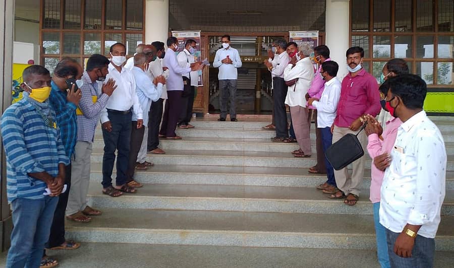 ‘ಅಖಂಡ ಕರ್ನಾಟಕ ಗೊಲ್ಲ ಅಭಿವೃದ್ಧಿ ನಿಗಮ’ ಸ್ಥಾಪಿಸಬೇಕು ಎಂದು ಜಿಲ್ಲಾ ಯಾದವ ಸಂಘದ ವತಿಯಿಂದ ಹಾವೇರಿ ಜಿಲ್ಲಾಧಿಕಾರಿ ಕಚೇರಿಗೆ ಗುರುವಾರ ಮನವಿ ಸಲ್ಲಿಸಲಾಯಿತು 