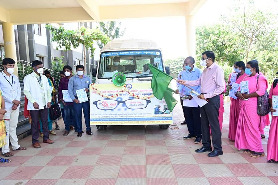 ಕಣ್ಣಿನ ಆರೋಗ್ಯ ಜಾಗೃತಿ ವಾಹನಕ್ಕೆ ಜಿಲ್ಲಾ ಶಸ್ತ್ರಚಿಕಿತ್ಸಕ ಡಾ.ರಮೇಶ್ ಚಾಲನೆ ನೀಡಿದರು.
