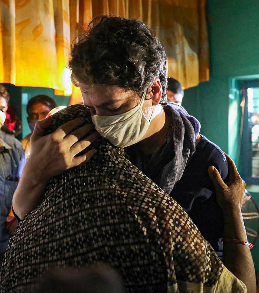 ಹಾಥರಸ್ ಅತ್ಯಾಚಾರ ಸಂತ್ರಸ್ತ ಕುಟುಂಬಕ್ಕೆ ಸಾಂತ್ವನ ಹೇಳುತ್ತಿರುವ ಕಾಂಗ್ರೆಸ್ ನಾಯಕಿ ಪ್ರಿಯಾಂಕಾ ಗಾಂಧಿ (ಪಿಟಿಐ ಚಿತ್ರ)