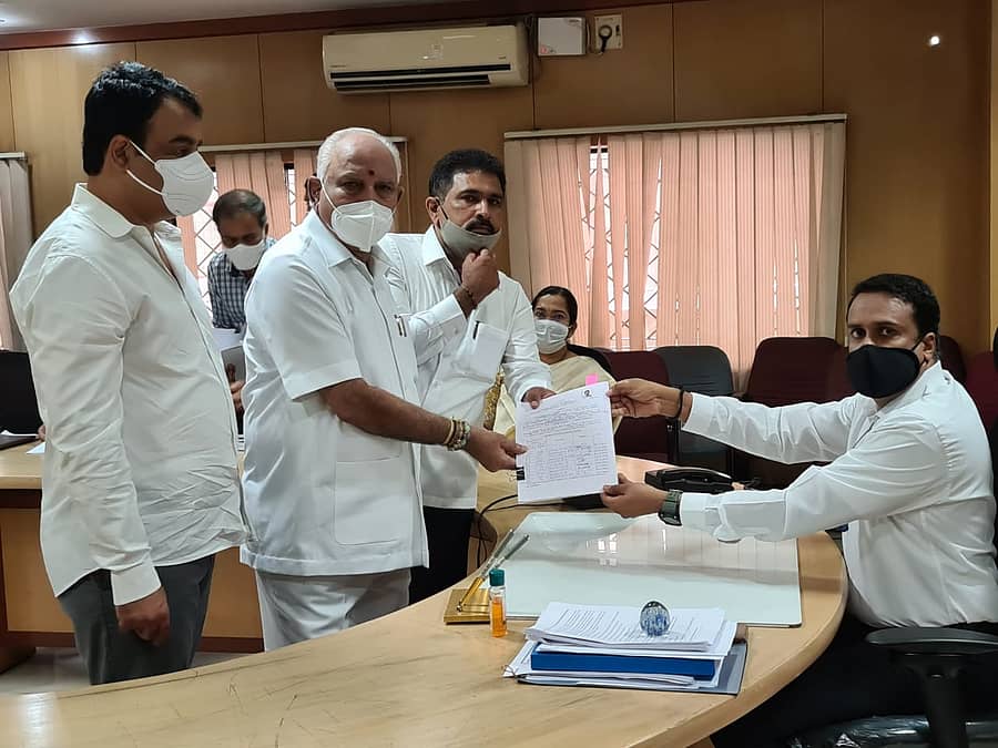 ಬೆಂಗಳೂರು ಶಿಕ್ಷಕರ ಕ್ಷೇತ್ರಕ್ಕೆ ಪುಟ್ಟಣ್ಣ ನಾಮಪತ್ರ ಸಲ್ಲಿಸಿದರು. ಯಡಿಯೂರಪ್ಪ, ಅಶ್ವತ್ಥನಾರಾಯಣ ಹಾಜರಿದ್ದರು