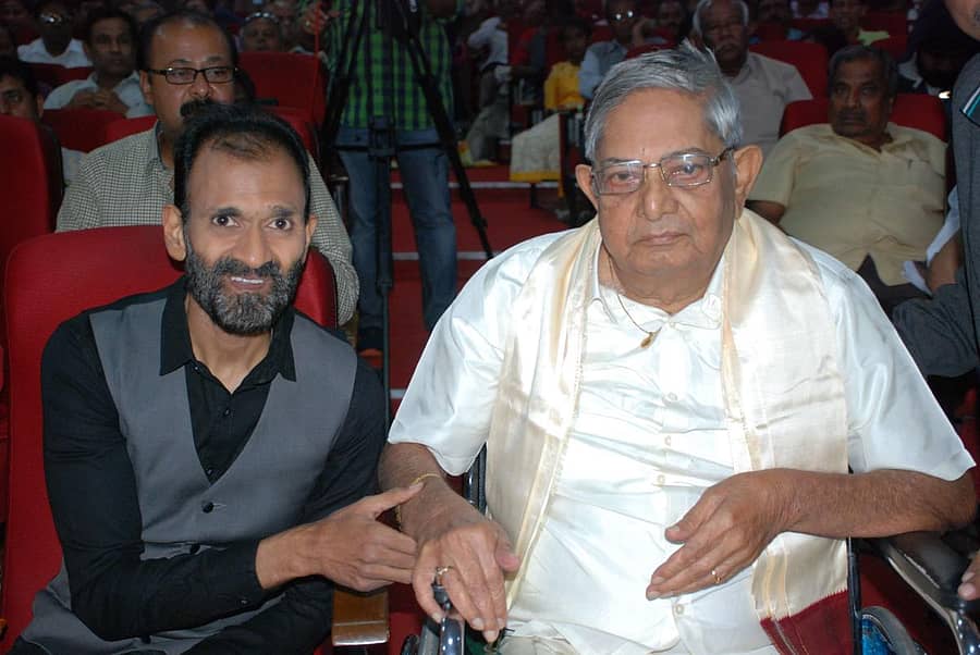 ಬೆಳ್ಳಿ ಹೆಜ್ಜೆ ಕಾರ್ಯಕ್ರಮದಲ್ಲಿ ಹಿರಿಯ ನಿರ್ದೇಶಕ ವಿಜಯ ರೆಡ್ಡಿ ಅವರು ನಟ ರಾಘವೇಂದ್ರ ರಾಜ್‌ಕುಮಾರ್‌ ಜತೆಗೆ 