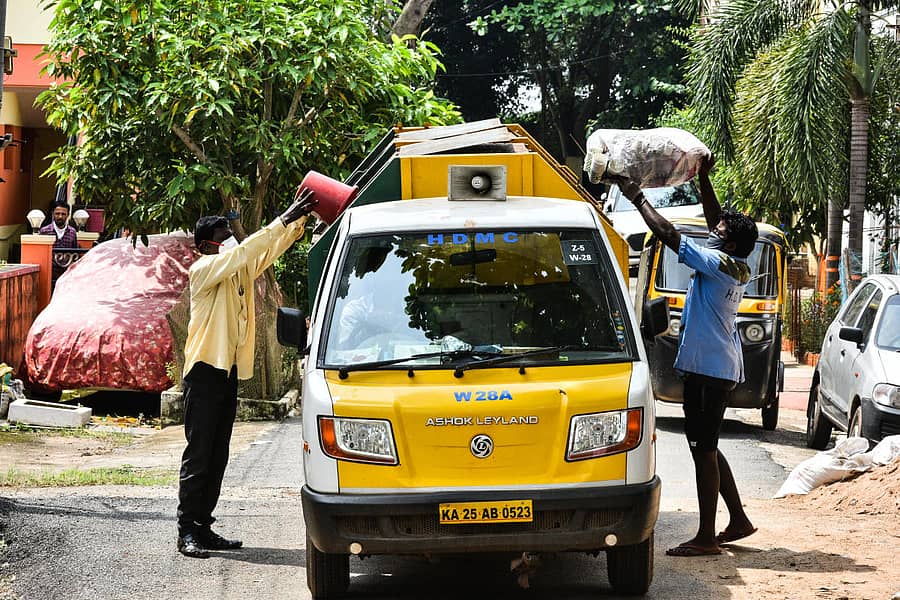 ಹುಬ್ಬಳ್ಳಿಯ ಗುರುದೇವನಗರದಲ್ಲಿ ಪಾಲಿಕೆ ಸಿಬ್ಬಂದಿ ಬುಧವಾರ ಅಟೊಟಿಪ್ಪರ್ ಗಳಲ್ಲಿ ಮನೆ ಮನೆಗೆ ತೆರಳಿ ಕಸ ಸಂಗ್ರಹಿಸುತ್ತಿರುವುದು–ಪ್ರಜಾವಾಣಿ ಚಿತ್ರ