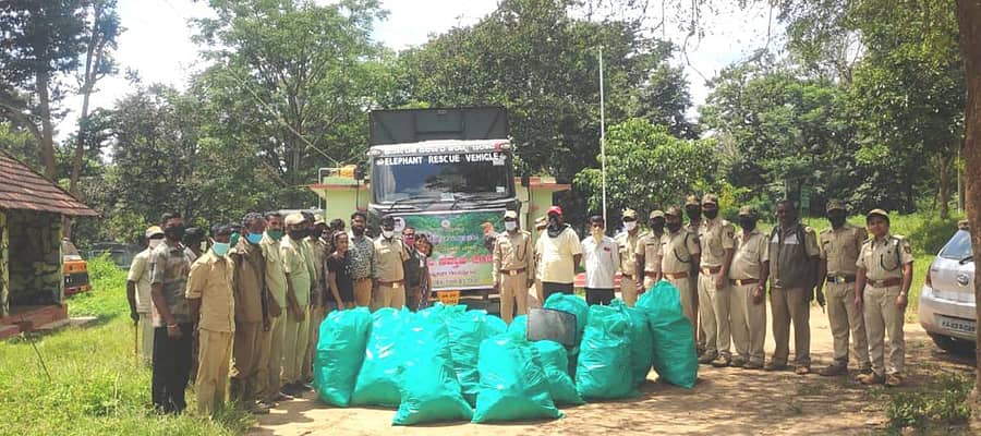 ನಾಗರಹೊಳೆ ಆನೆಚೌಕೂರು ವಲಯದಲ್ಲಿ ಹಾದುಹೋಗುವ ಅಂತರರಾಜ್ಯ ರಸ್ತೆಯಲ್ಲಿ ಸಾರ್ವಜನಿಕರು ಅರಣ್ಯದಲ್ಲಿ ಎಸೆದ ಪ್ಲಾಸ್ಟಿಕ್ ತ್ಯಾಜ್ಯವನ್ನು ಇಲಾಖೆ ಸಿಬ್ಬಂದಿ ಸಂಗ್ರಹಿಸಿದರು