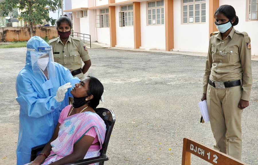 ಕೋವಿಡ್ ಪರೀಕ್ಷೆಗಾಗಿ ನ್ಯಾಯಾಲಯಕ್ಕೆ ಗುರುವಾರ ಬಂದಿದ್ದ ಮಹಿಳೆಯೊಬ್ಬರ ಮೂಗಿನ ದ್ರವವನ್ನು ಆರೋಗ್ಯ ಸಿಬ್ಬಂದಿ ಸಂಗ್ರಹಿಸುತ್ತಿರುವುದು