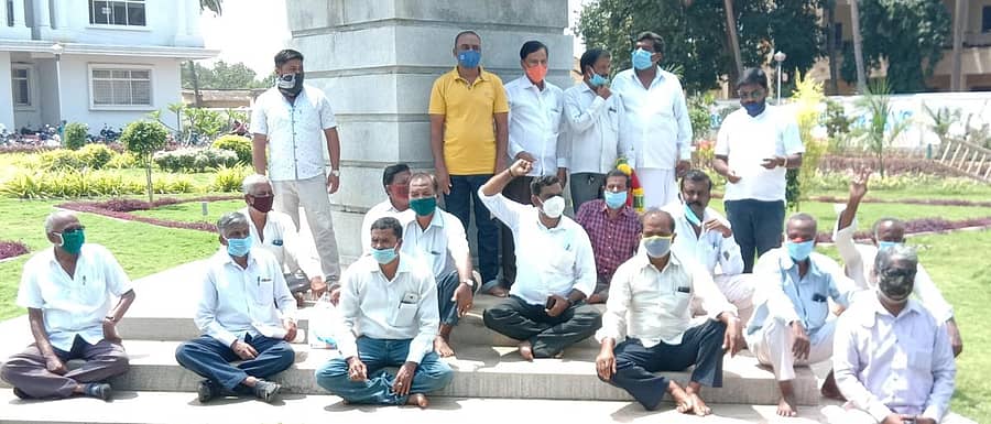 ಉತ್ತರಪ್ರದೇಶದಲ್ಲಿ ನಡೆದ ಅತ್ಯಾಚಾರ ಖಂಡಿಸಿ ತಿ.ನರಸೀಪುರದಲ್ಲಿ ತಾಲ್ಲೂಕು ನಾಯಕರ ಸಂಘದ ಮುಖಂಡರು ಅಂಬೇಡ್ಕರ್ ಪ್ರತಿಮೆ ಮುಂದೆ ಗುರುವಾರ ಪ್ರತಿಭಟನೆ ನಡೆಸಿದರು