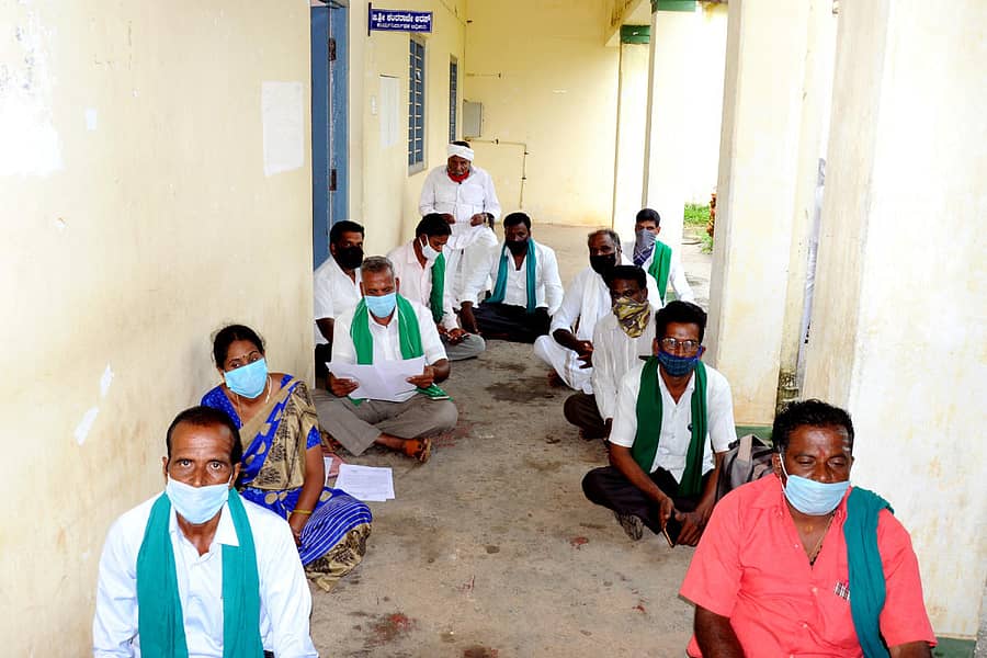 ನಂಜನಗೂಡು ತಾಲ್ಲೂಕಿನ ಶಿರಮಳ್ಳಿ ಗ್ರಾಮದಲ್ಲಿ ದೇವಾಲಯಕ್ಕೆ ಸೇರಿದ ಜಾಗದ ಒತ್ತುವರಿಯಾಗಿದ್ದು ತೆರವುಗೊಳಿಸುವಂತೆ ಒತ್ತಾಯಿಸಿ ಗ್ರಾಮಸ್ಥರು, ರೈತ ಸಂಘದ ಕಾರ್ಯಕರ್ತರು ಗುರುವಾರ ತಾಲ್ಲೂಕು ಪಂಚಾಯಿತಿ ಕಚೇರಿ ಮುಂದೆ ಧರಣಿ ನಡೆಸಿದರು