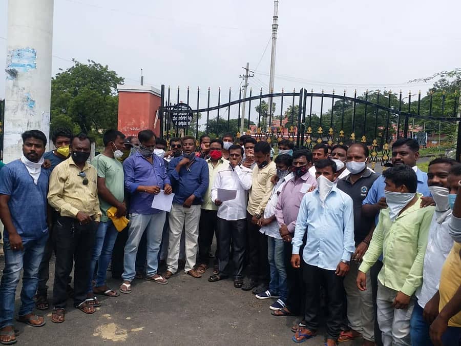 ರಾಯಚೂರಿನ ಜಿಲ್ಲಾಧಿಕಾರಿ ಕಚೇರಿ ಎದುರು ಗುರುವಾರ ಛಾಯಾಗ್ರಾಹಕರ ಕ್ಷೇಮಾಭಿವೃದ್ಧಿ ಸಂಘದ ಜಿಲ್ಲಾ ಘಟಕದಿಂದ ಶುಕ್ರವಾರ ಪ್ರತಿಭಟನೆ ನಡೆಸಲಾಯಿತು