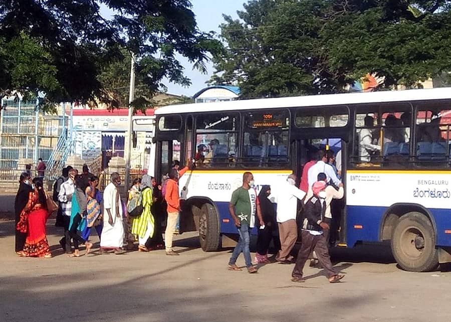 ಬಸ್ ನಿಲ್ದಾಣದಲ್ಲಿ ಅಂತರವೇ ಇಲ್ಲದೆ ಬಸ್ ಹತ್ತಲು ನೂಕು ನುಗ್ಗಲು