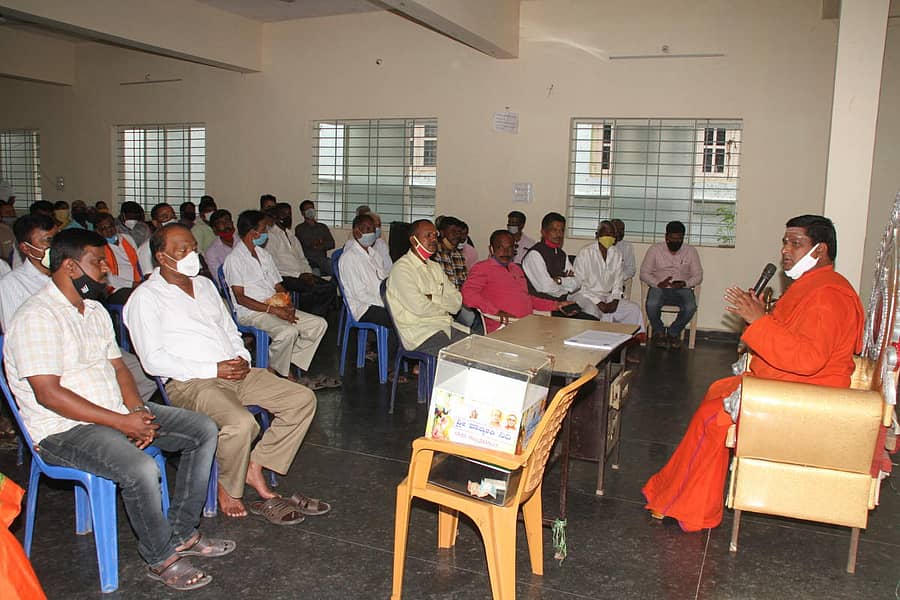 ಶಿವಮೊಗ್ಗದ ವಿದ್ಯಾನಗರ ಗಣಪತಿ ದೇವಸ್ಥಾನದ ಸಮುದಾಯ ಭವನದಲ್ಲಿ ಶುಕ್ರವಾರ ಹಮ್ಮಿಕೊಂಡಿದ್ದ ವಿಶೇಷ ಸಭೆಯಲ್ಲಿ ರಾಜನಹಳ್ಳಿ ಶ್ರೀಮಠದ ವಾಲ್ಮೀಕಿ ಸಮಾಜದ ಗುರು ಶ್ರೀ ಪ್ರಸನ್ನಾನಂದಪುರಿ ಮಹಾಸ್ವಾಮೀಜಿ ಮಾತನಾಡಿದರು.