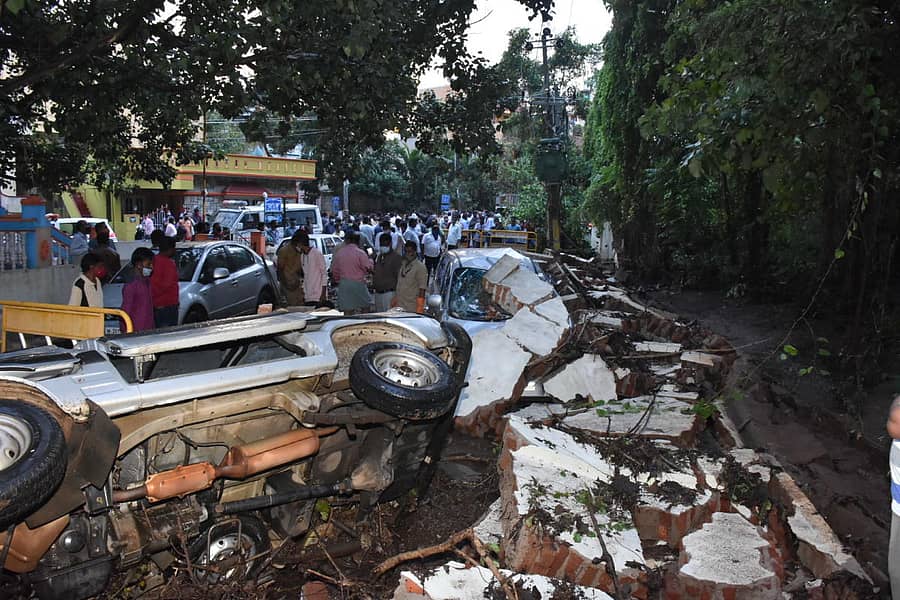 ಮೈಸೂರಿನ ಅರವಿಂದ ನಗರದಲ್ಲಿ ಗೋಡೆ ಕುಸಿದು ವಾಹನಗಳು ಜಖಂಗೊಂಡಿರುವುದು